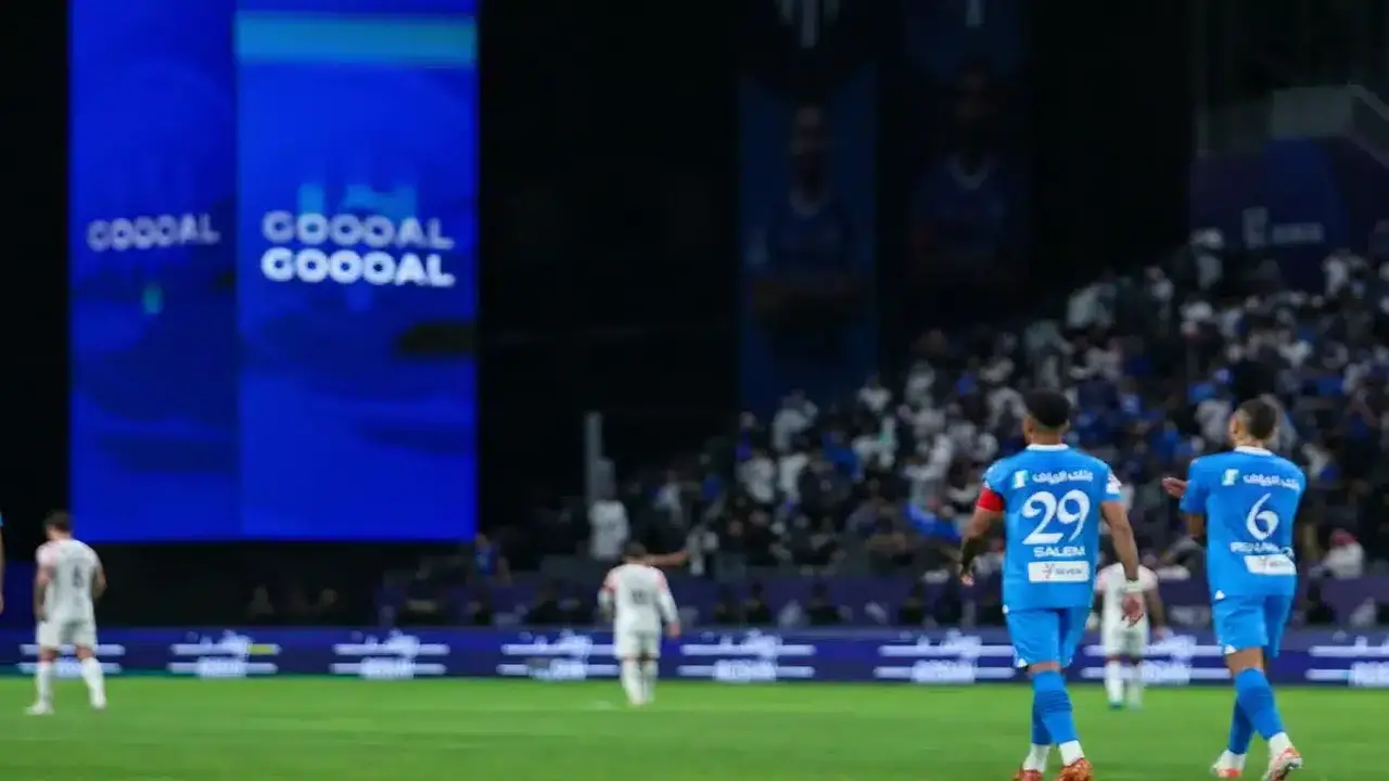 الهلال يصارع أندية الدوري الإنجليزي على زميل سعود عبد الحميد